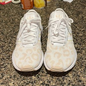 Womens size 8 adidas sneakers like new